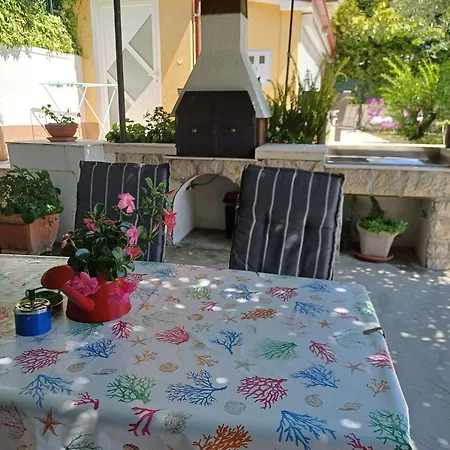 Lovro דירה קוסטרנה